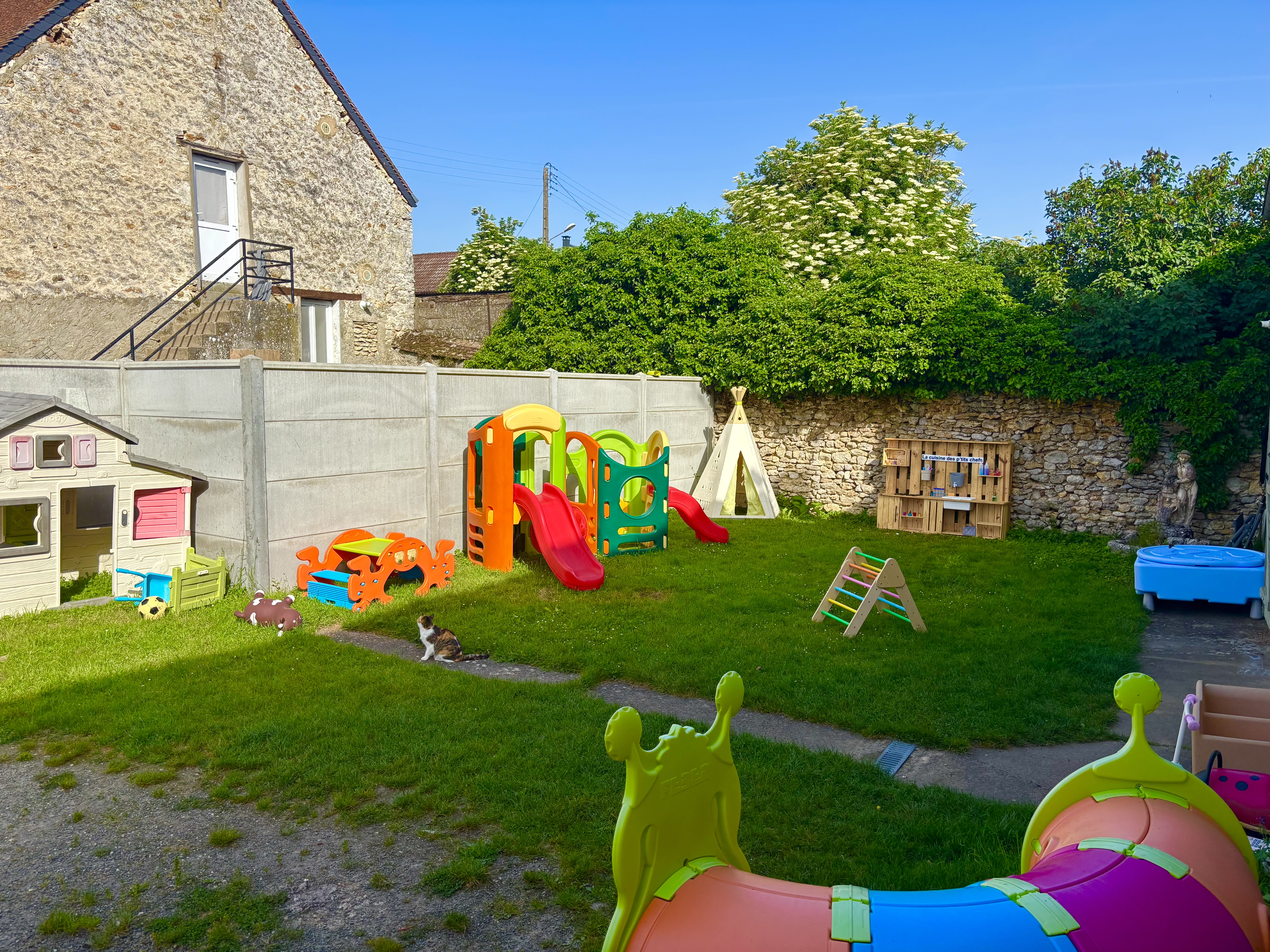 Jardin sécurisé avec jeux pour enfants